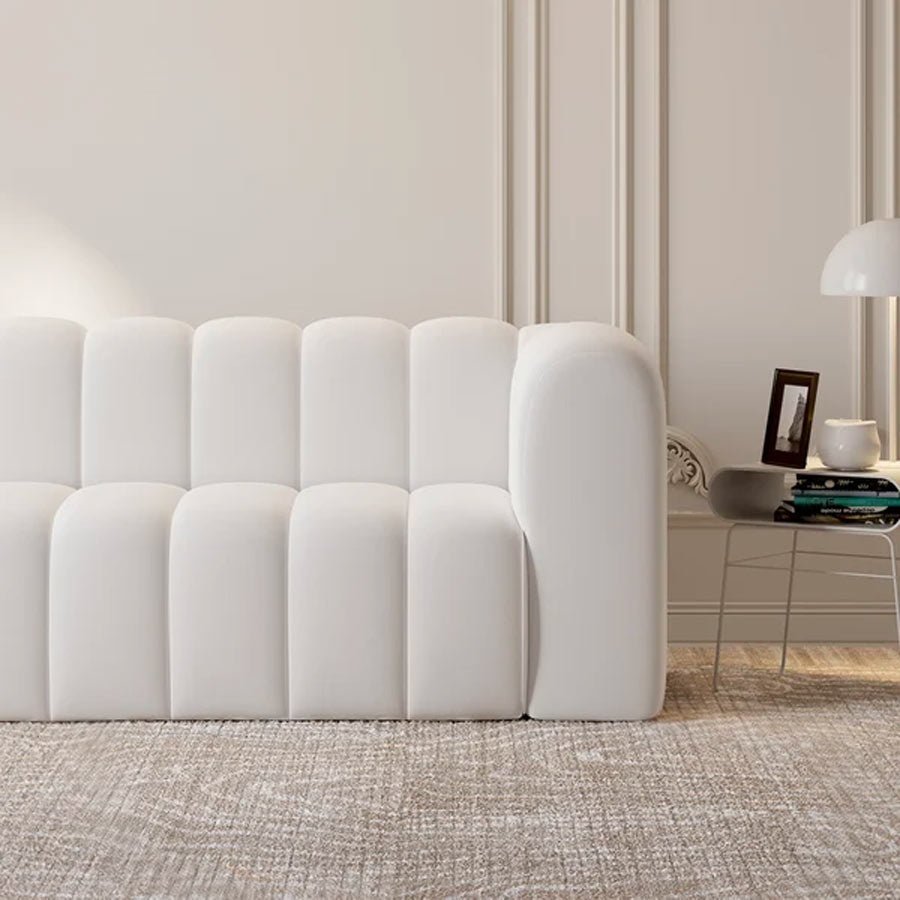 Un fauteuil en tissus velours qualité premium traité Anti-tache couleur blanc beige clair assise Moelleuse confortable en HR structure en bois massif livraison partout au Maroc gratuite pour villa appartement ou espace bureau accueil mobilier professionnel Casablanca Rabat Marrakech Tanger