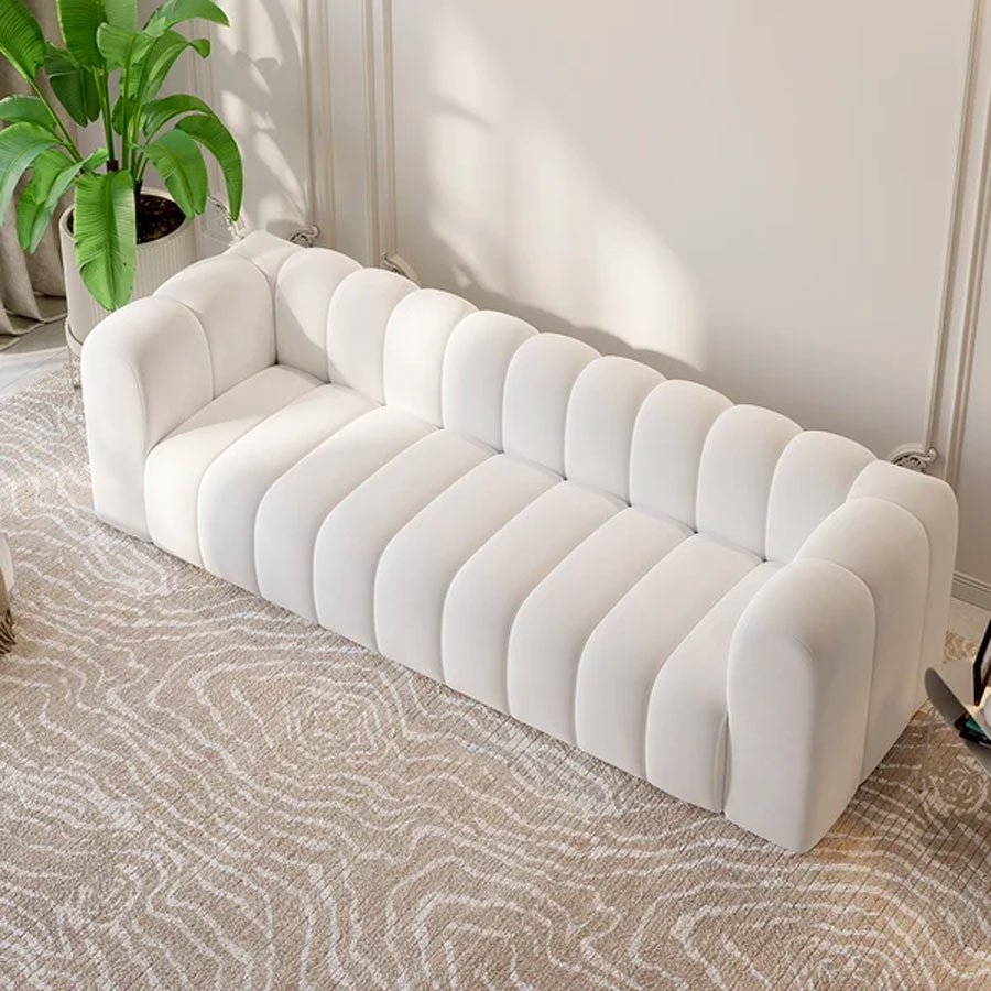 Un fauteuil en tissus velours qualité premium traité Anti-tache couleur blanc beige clair assise Moelleuse confortable en HR structure en bois massif livraison partout au Maroc gratuite pour villa appartement ou espace bureau accueil mobilier professionnel Casablanca Rabat Marrakech Tanger 