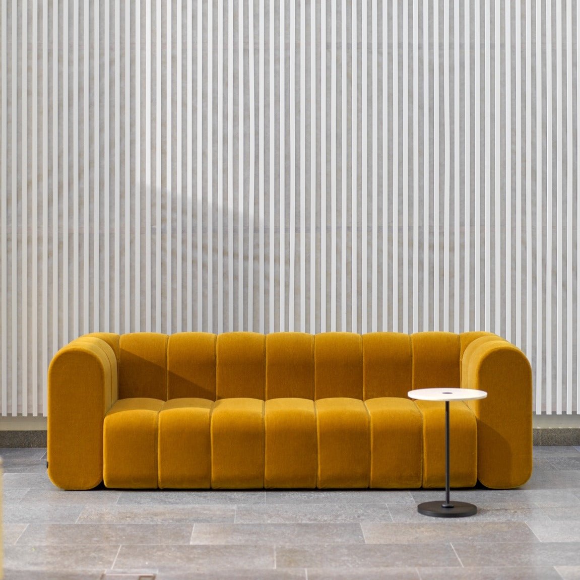 Un fauteuil en tissus velours qualité premium traité Anti-tache couleur jaune ocre assise Moelleuse confortable en HR structure en bois massif livraison partout au Maroc gratuite pour villa appartement ou espace bureau accueil 