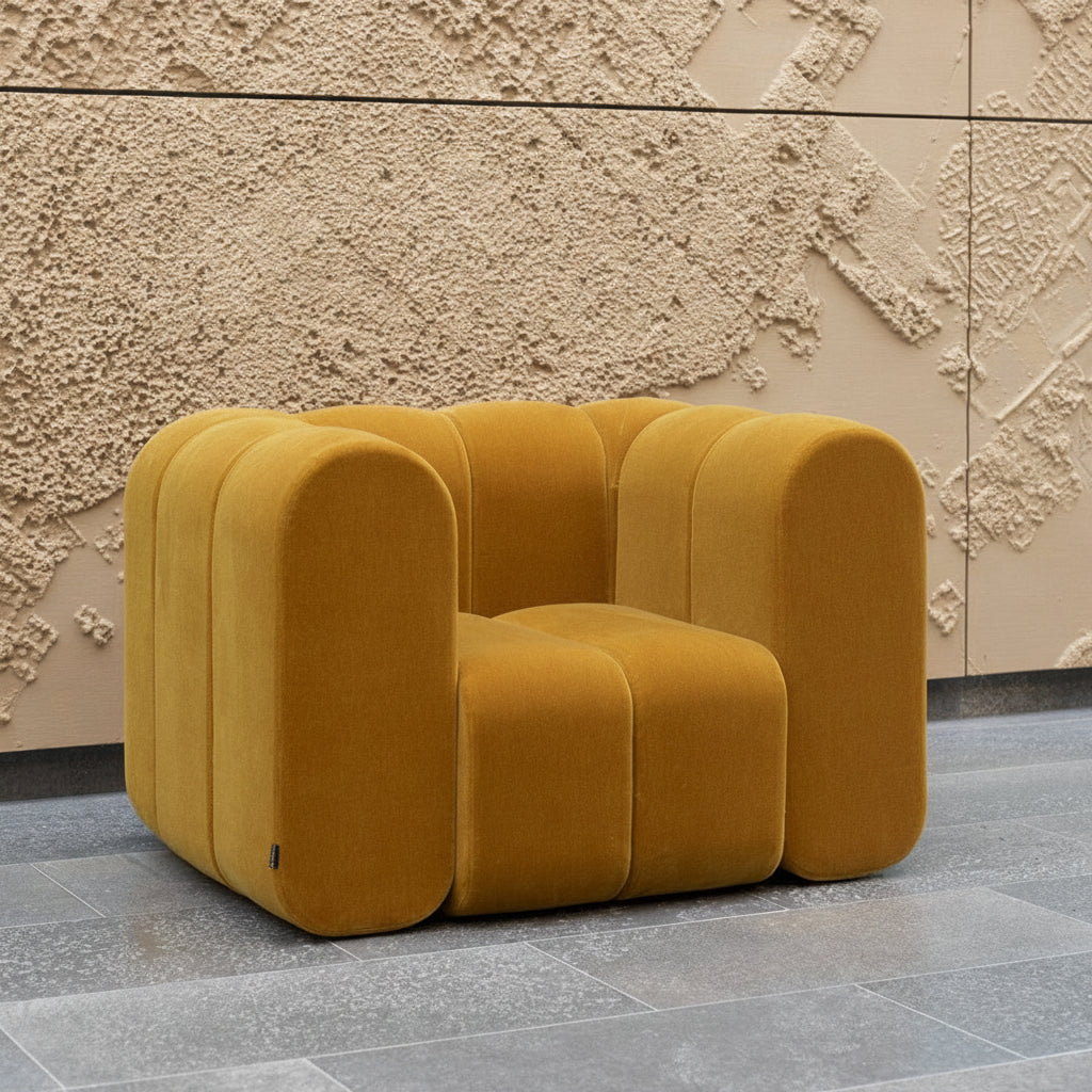 Un fauteuil en tissus velours qualité premium traité Anti-tache couleur jaune ocre assise Moelleuse confortable en HR structure en bois massif livraison partout au Maroc gratuite 