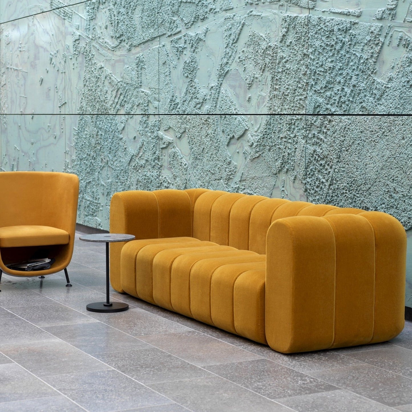 Un fauteuil en tissus velours qualité premium traité Anti-tache couleur jaune ocre assise Moelleuse confortable en HR structure en bois massif livraison partout au Maroc gratuite 
