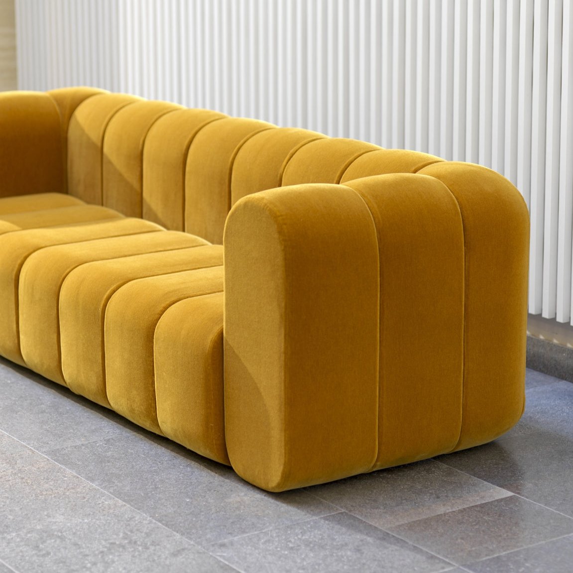 Un fauteuil en tissus velours qualité premium traité Anti-tache couleur jaune ocre assise Moelleuse confortable en HR structure en bois massif livraison partout au Maroc gratuite 