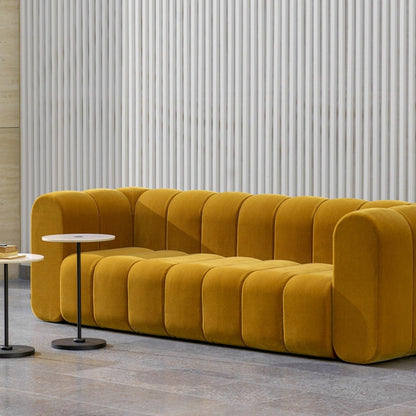 Un fauteuil en tissus velours qualité premium traité Anti-tache couleur jaune ocre assise Moelleuse confortable en HR structure en bois massif livraison partout au Maroc gratuite pour villa appartement ou espace bureau accueil 