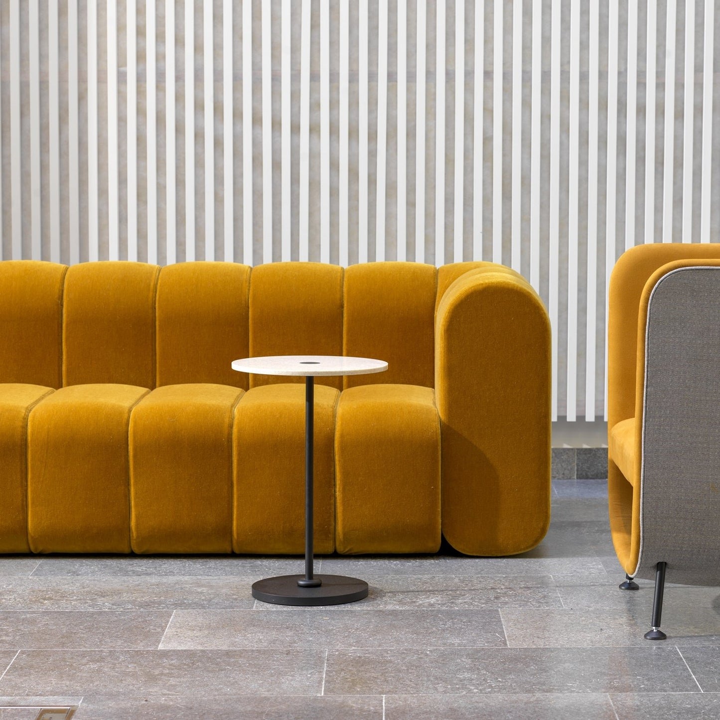 Un fauteuil en tissus velours qualité premium traité Anti-tache couleur jaune ocre assise Moelleuse confortable en HR structure en bois massif livraison partout au Maroc gratuite pour villa appartement ou espace bureau accueil 