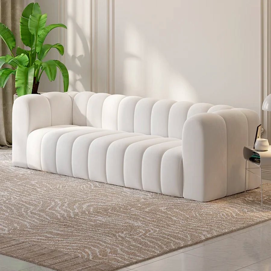 Un fauteuil en tissus velours qualité premium traité Anti-tache couleur blanc beige assise Moelleuse confortable en HR structure en bois massif livraison partout au Maroc gratuite pour villa appartement ou espace bureau accueil 