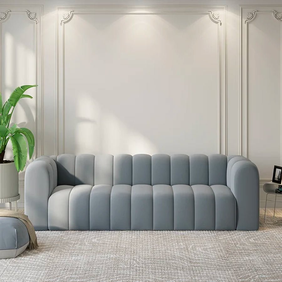 Un fauteuil en tissus velours qualité premium traité Anti-tache couleur bleu azur assise Moelleuse confortable en HR structure en bois massif livraison partout au Maroc gratuite pour villa appartement ou espace bureau accueil 