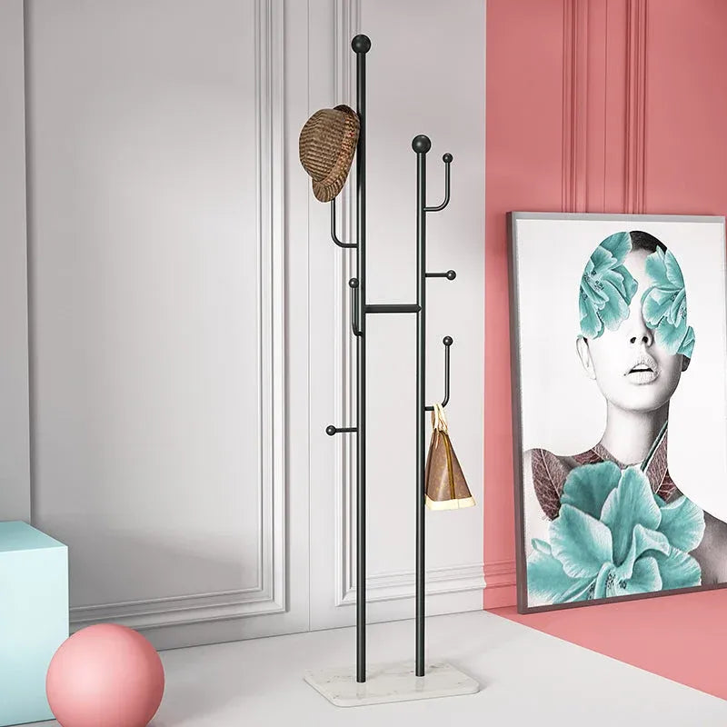 Porte-manteau sculptural métal avec base marbre élégante