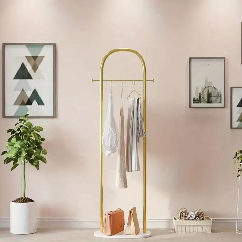 Support vêtements autoportant chic pour entrée ou dressing