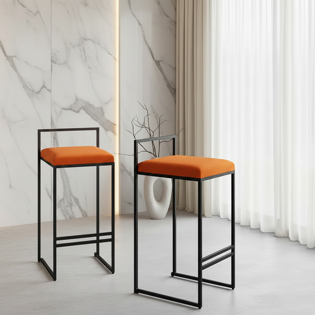 Deux chaînes haut devant un comptoir de cuisine, piètements metalique noir assis en HR mousse confortable Moelleuse tissus velours qualité premium traité Anti-tache couleur orange mat, livraison partout au Maroc gratuite magasins Casablanca Rabat Tanger Marrakech.