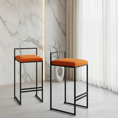 Deux chaînes haut devant un comptoir de cuisine, piètements metalique noir assis en HR mousse confortable Moelleuse tissus velours qualité premium traité Anti-tache couleur orange mat, livraison partout au Maroc gratuite magasins Casablanca Rabat Tanger Marrakech.