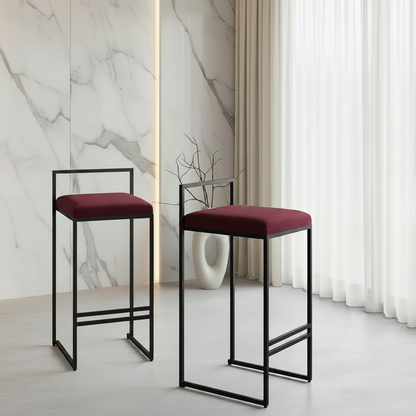 Deux chaînes haut devant un comptoir de cuisine, piètements metalique noir assis en HR mousse confortable Moelleuse tissus velours qualité premium traité Anti-tache couleur rouge bordeaux mat, livraison partout au Maroc gratuite magasins Casablanca Rabat Tanger Marrakech.