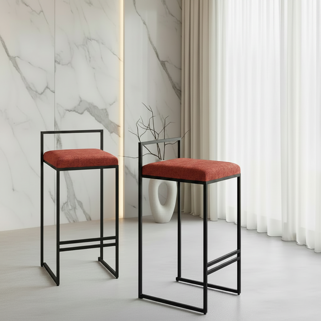 Deux chaînes haut devant un comptoir de cuisine, piètements metalique noir assis en HR mousse confortable Moelleuse tissus velours qualité premium traité Anti-tache couleur rouge terracotta mat, livraison partout au Maroc gratuite magasins Casablanca Rabat Tanger Marrakech.