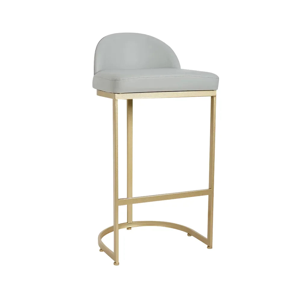 Table a manger haute style bar piètement métallique finition doré avec quatre chaises hautes style moderne et luxueux assise Moelleuse et confortable en mousse HR et tissus velours couleur grise qualité premium traité Anti-tache disponibles a Casablanca et livraison gratuite partout au Maroc 