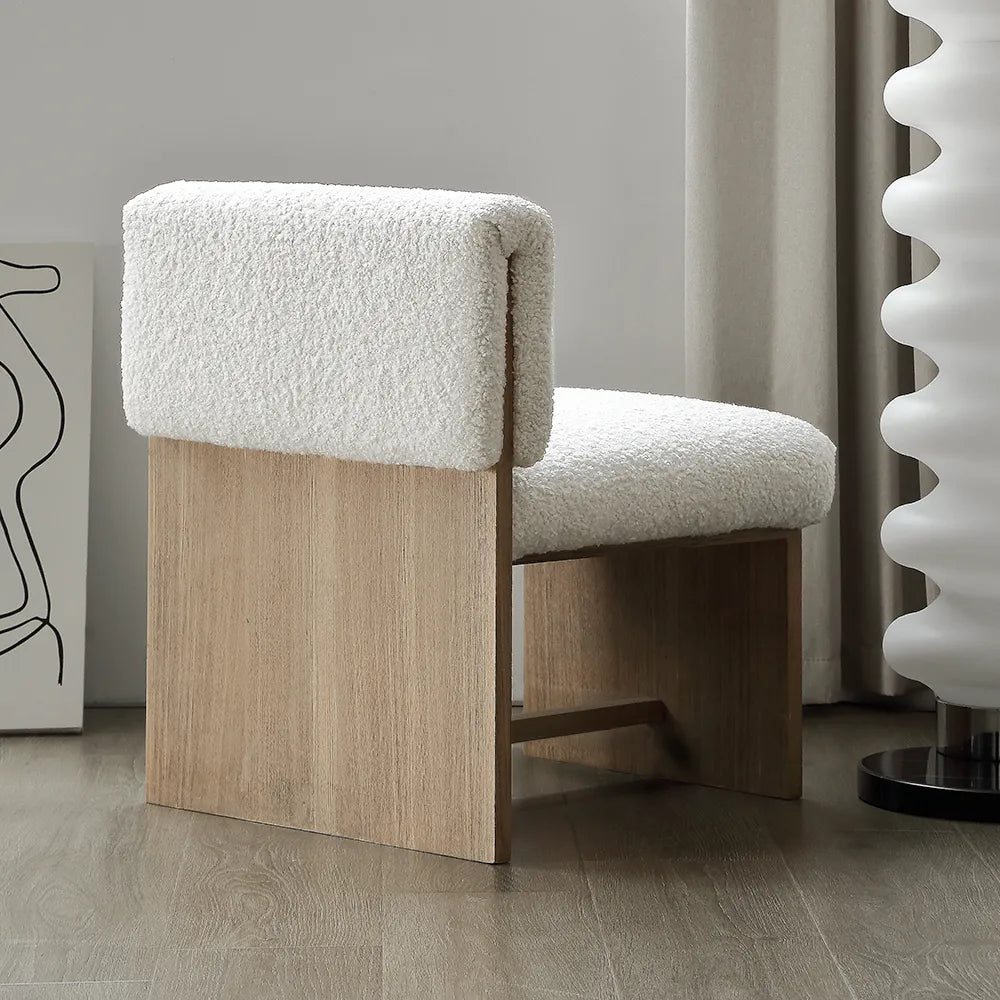 Fauteuil design contemporain et minimaliste structure en bois massif et MDF effet chêne assise et dossier confortable en mousse HR et tissus Bouclette blanc Anti-tache disponibles livraison a domicile Casablanca Rabat tanger Marrakech Maroc design