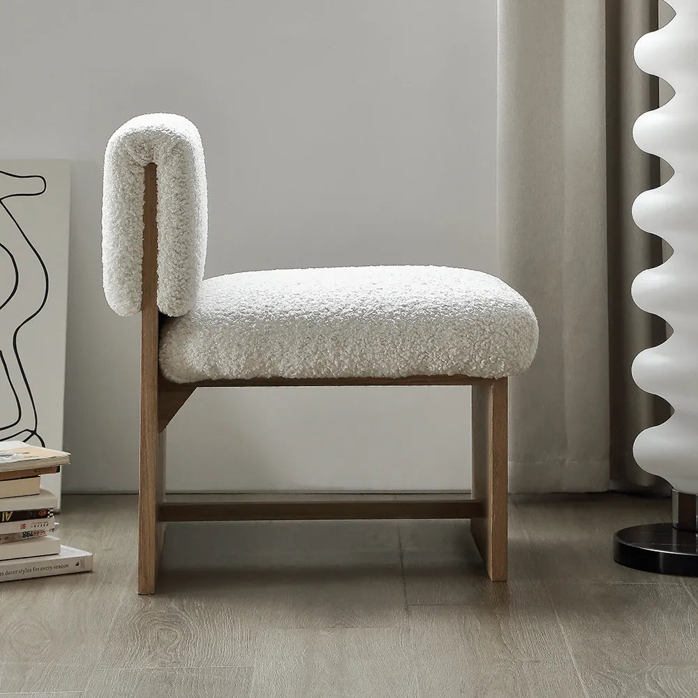 Fauteuil design contemporain et minimaliste structure en bois massif et MDF effet chêne assise et dossier confortable en mousse HR et tissus Bouclette blanc Anti-tache disponibles livraison a domicile Casablanca Rabat tanger Marrakech Maroc design