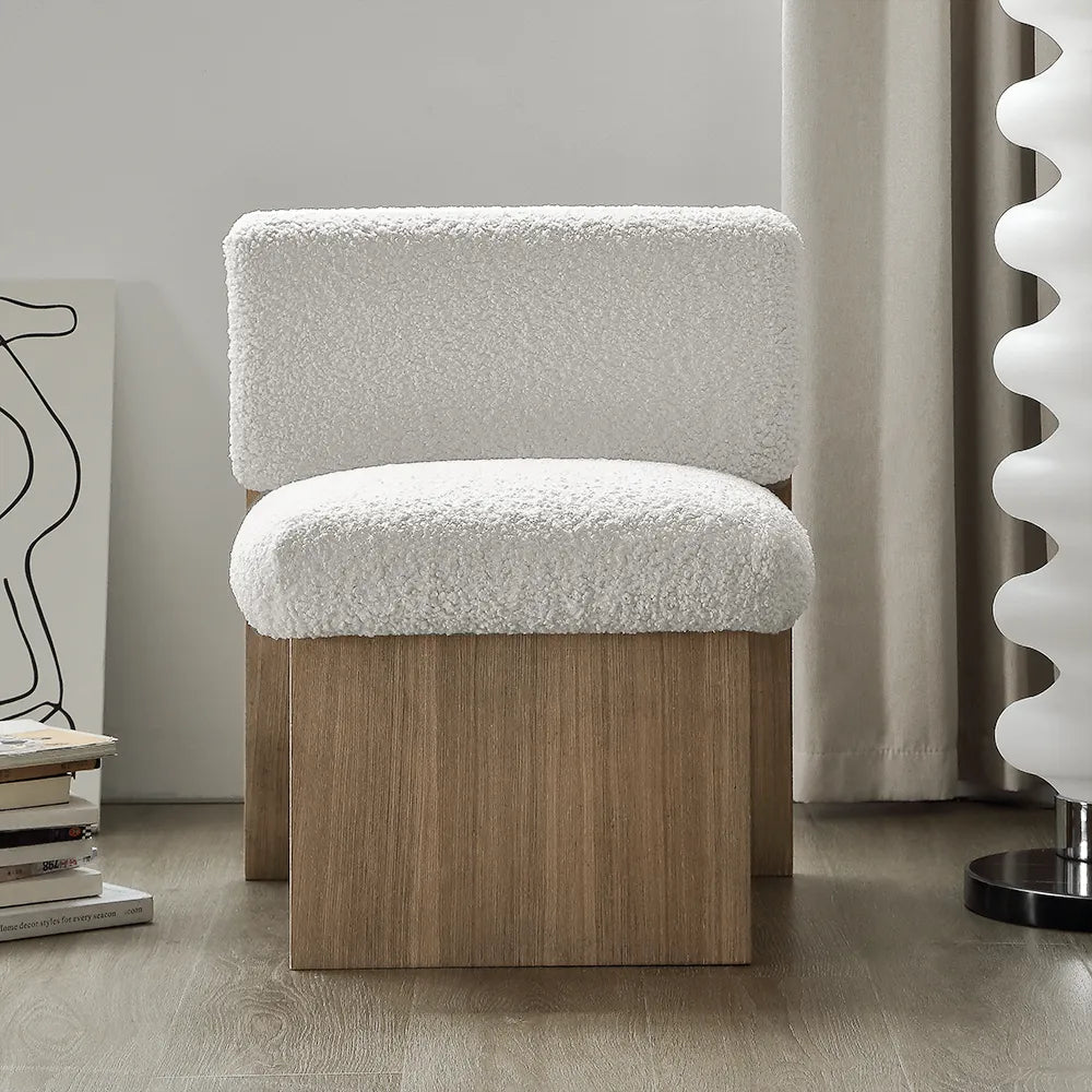 Fauteuil design contemporain et minimaliste structure en bois massif et MDF effet chêne assise et dossier confortable en mousse HR et tissus Bouclette blanc Anti-tache disponibles livraison a domicile Casablanca Rabat tanger Marrakech Maroc design en promotion 