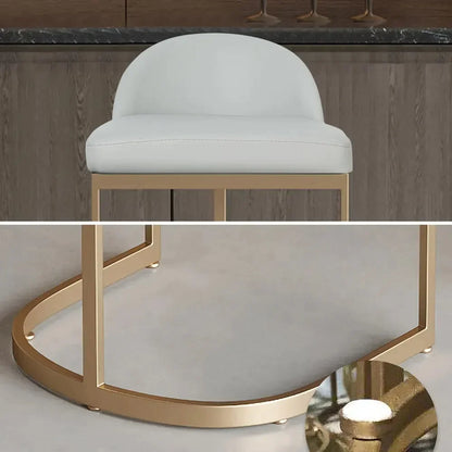 Table a manger haute style bar piètement métallique finition doré avec quatre chaises hautes style moderne et luxueux assise Moelleuse et confortable en mousse HR et tissus velours couleur grise qualité premium traité Anti-tache disponibles a Casablanca et livraison gratuite partout au Maroc 