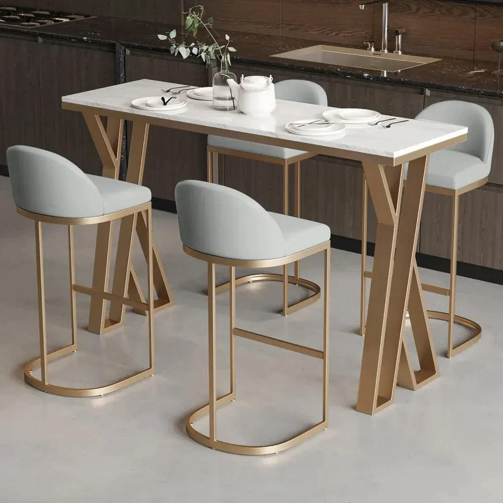 Table a manger haute style bar piètement métallique finition doré avec quatre chaises hautes style moderne et luxueux assise Moelleuse et confortable en mousse HR et tissus velours couleur grise qualité premium traité Anti-tache disponibles a Casablanca et livraison gratuite partout au Maroc 