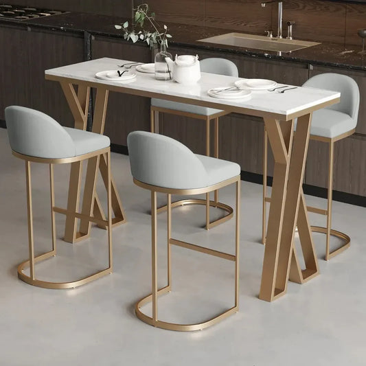 Table a manger haute style bar piètement métallique finition doré avec quatre chaises hautes style moderne et luxueux assise Moelleuse et confortable en mousse HR et tissus velours couleur grise qualité premium traité Anti-tache disponibles a Casablanca et livraison gratuite partout au Maroc 
