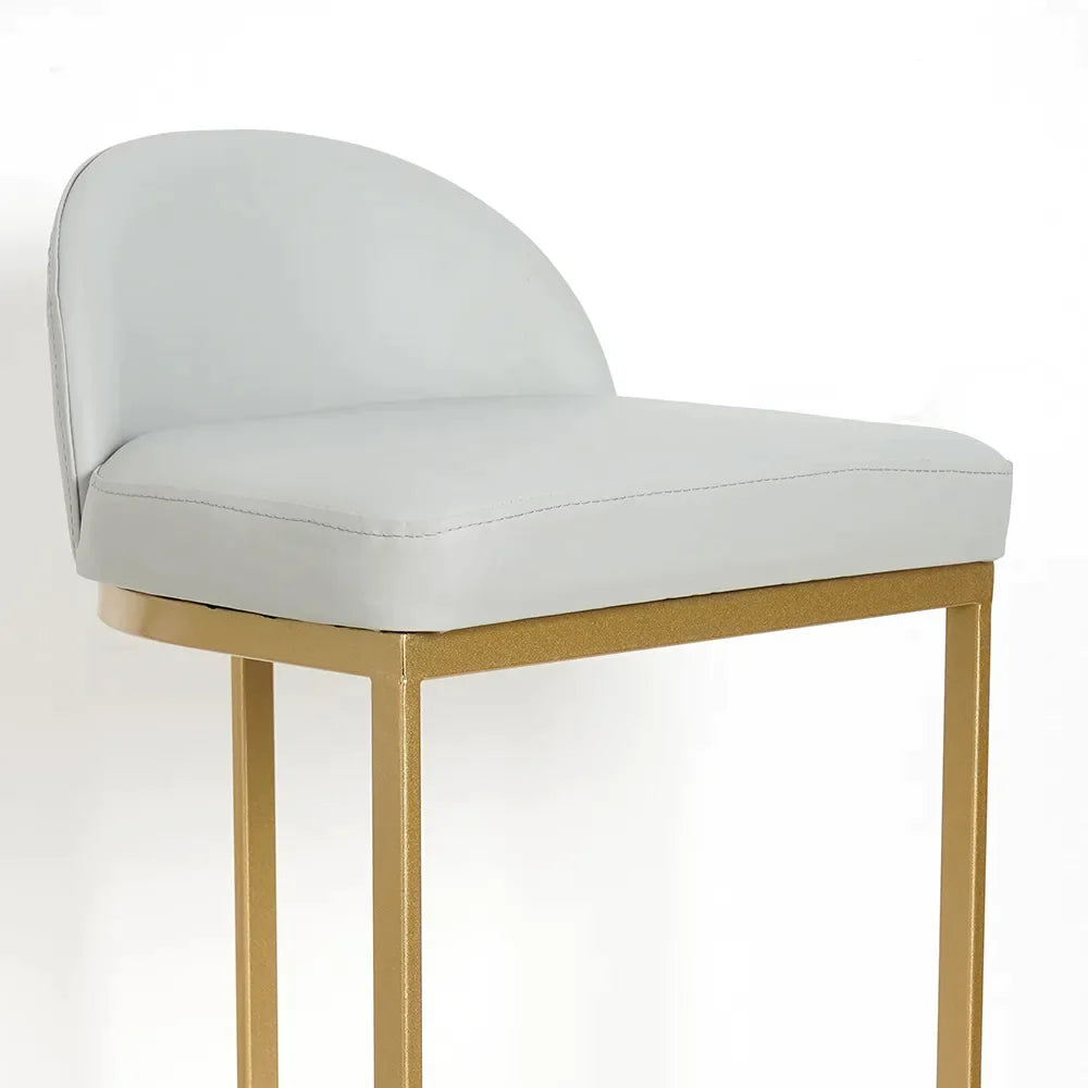 Table a manger haute style bar piètement métallique finition doré avec quatre chaises hautes style moderne et luxueux assise Moelleuse et confortable en mousse HR et tissus velours couleur grise qualité premium traité Anti-tache disponibles a Casablanca et livraison gratuite partout au Maroc 