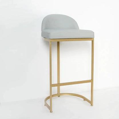 Table a manger haute style bar piètement métallique finition doré avec quatre chaises hautes style moderne et luxueux assise Moelleuse et confortable en mousse HR et tissus velours couleur grise qualité premium traité Anti-tache disponibles a Casablanca et livraison gratuite partout au Maroc 