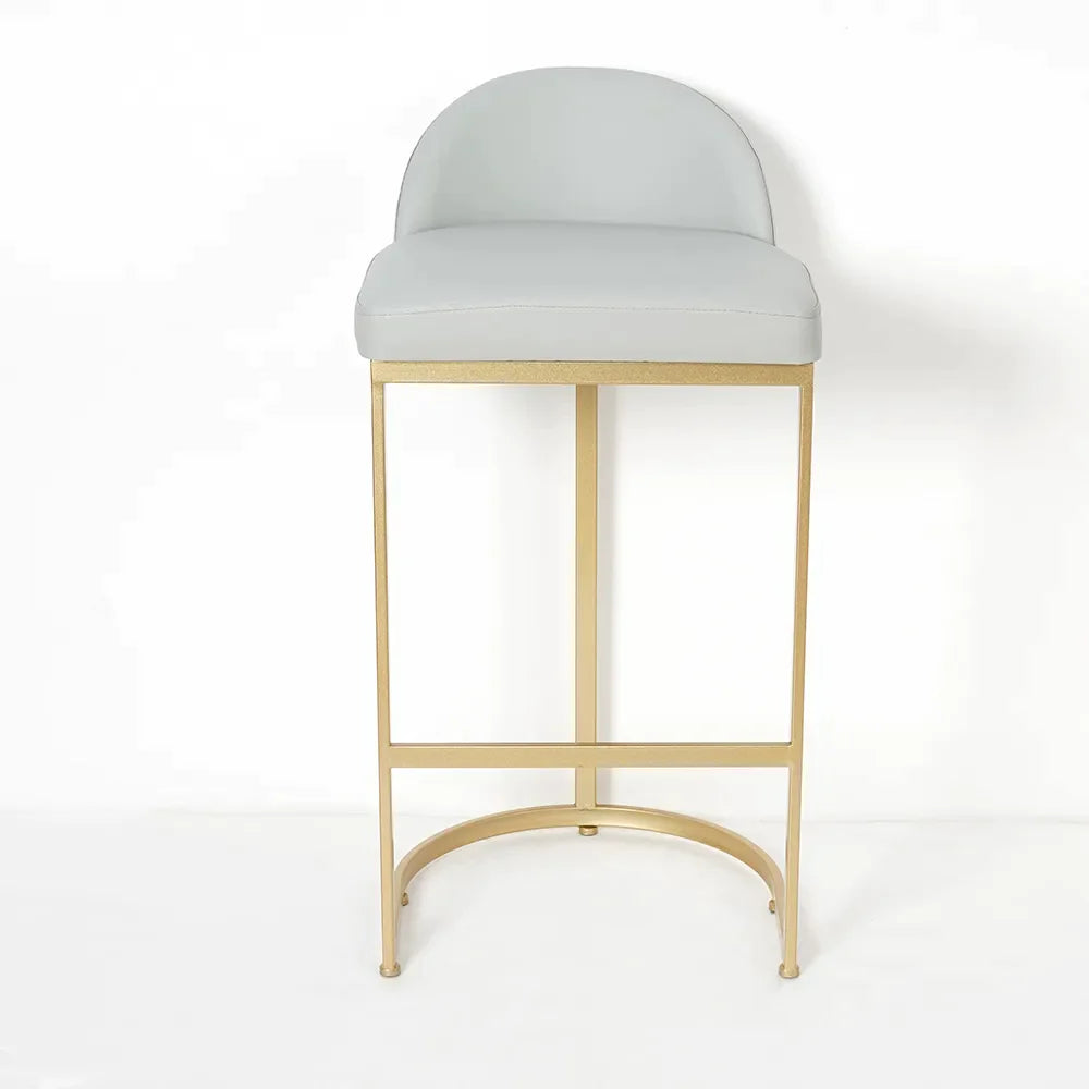 Table a manger haute style bar piètement métallique finition doré avec quatre chaises hautes style moderne et luxueux assise Moelleuse et confortable en mousse HR et tissus velours couleur grise qualité premium traité Anti-tache disponibles a Casablanca et livraison gratuite partout au Maroc 