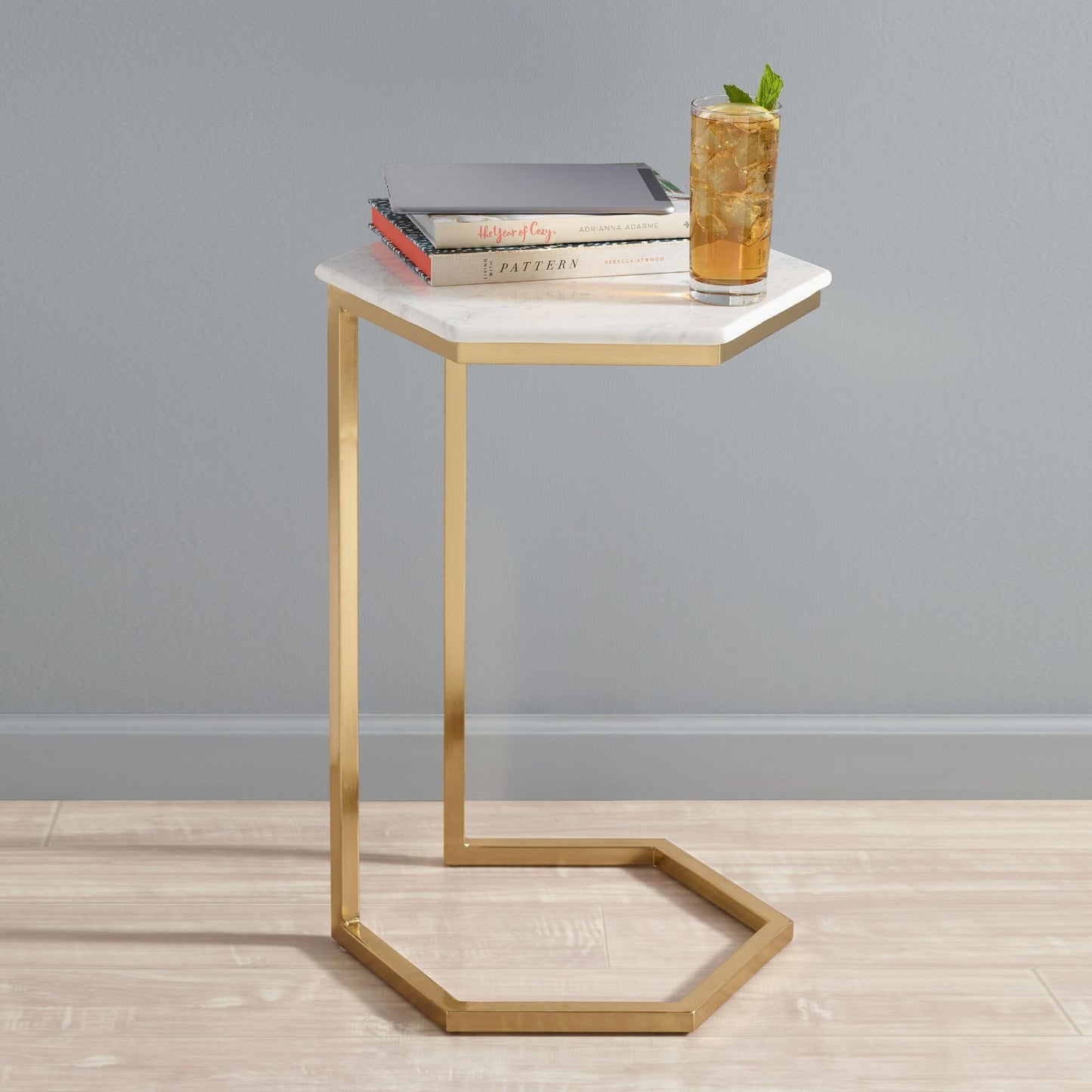 Table gigogne d'apointe piètement metalique finition doré plateau en MDF effet marbre qualité premium pas cher livraison partout au Maroc pour les petits appartements et studios Aibnb